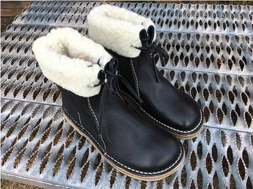 Damen Winterstiefel mit Kunstfellfutter - Warme Schnürstiefel für kalte Tage - Rutschfeste Sohle - Braun - Komfortabel und robust