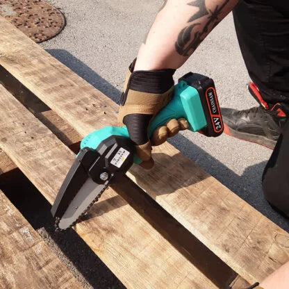 Akku Mini Kettensäge BladeBoost - Leistungsstarke Motorsäge für präzises und vielseitiges Schneiden